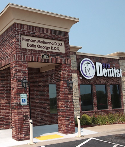 Outside view of 918 Dentist of Glenpool dental office building