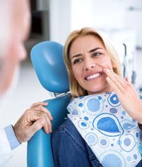 Patient and dentist discuss the cost of dental emergencies in Glenpool