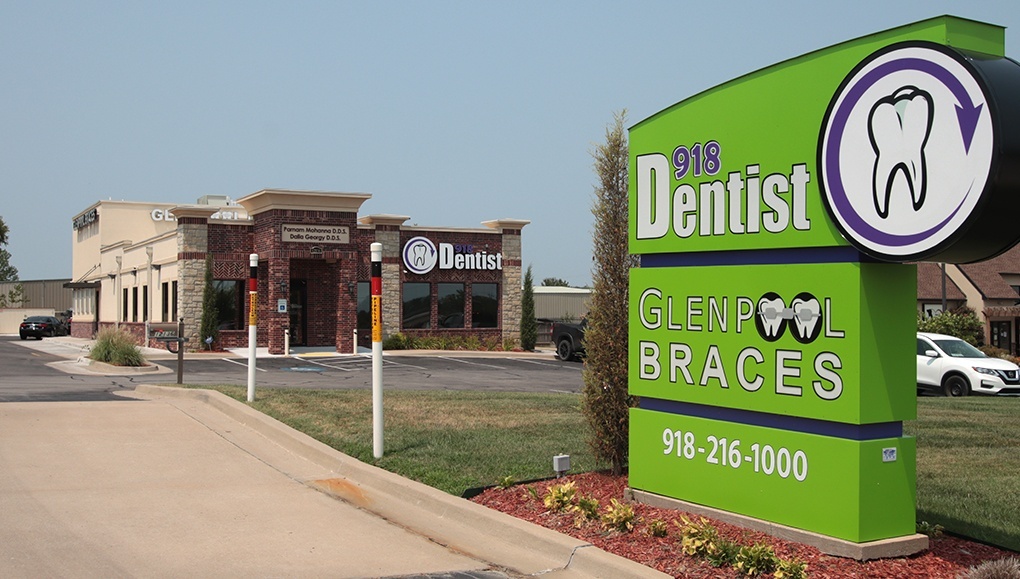 918 Dentist of Glenpool dental office and road side sign